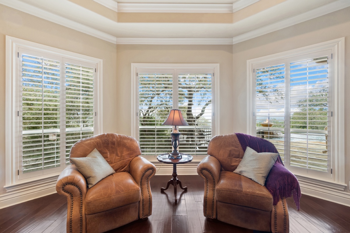 Cozy home in Dallas with large windows.